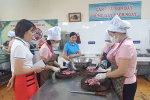 Công việc của nhân viên nuôi dưỡng trường mầm non rất vất vả. Ảnh minh họa: TG