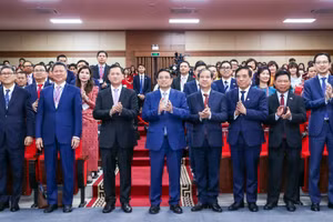 Thủ tướng Phạm Minh Chính, Thủ tướng Campuchia Hun Manet (thứ 3 từ trái sang) và Bộ trưởng Nguyễn Kim Sơn giao lưu với cán bộ, giảng viên, sinh viên Trường ĐH Ngoại thương (Hà Nội), ngày 12/12/2023. Ảnh: Xuân Phú