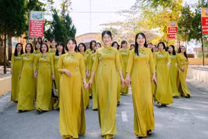 Giáo viên Trường Tiểu học thị trấn Hạ Hòa (Hạ Hòa, Phú Thọ) trong Tuần lễ Áo dài. Ảnh: INT