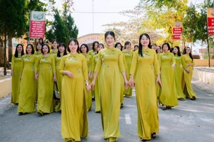 Giáo viên Trường Tiểu học thị trấn Hạ Hòa (Hạ Hòa, Phú Thọ) trong Tuần lễ Áo dài. Ảnh: INT