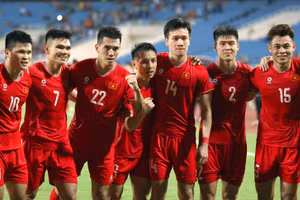 Đội tuyển Việt Nam ăn mừng chiến thắng Philippines cũng là trận ra mắt tân huấn luyện viên Kim Sang Sik. Ảnh: ITN.