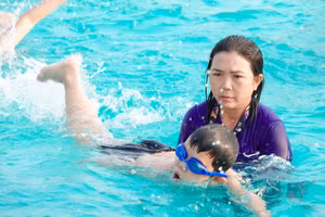 Cô Ðỗ Thị Ngọc Quý hướng dẫn bơi cho học sinh.