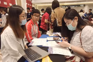 Phụ huynh, học sinh tìm hiểu thông tin về các trường đại học quốc tế tại chương trình Ngày hội du học Mỹ. Ảnh: Phạm Mai