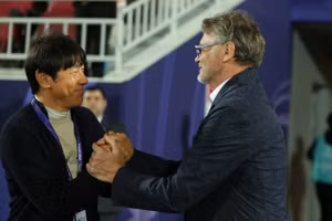 Huấn luyện viên Shin Tae Yong (bên trái) và Philippe Troussier. Ảnh: INT.