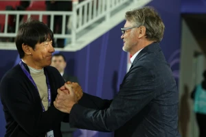 Huấn luyện viên Shin Tae Yong (bên trái) và Philippe Troussier. Ảnh: INT.