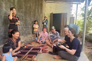 Trường Đại học Sư phạm - Đại học Đà Nẵng tổ chức thực tế ngôn ngữ và văn hóa cho các lưu học sinh học chương trình tiếng Việt. Ảnh: PV