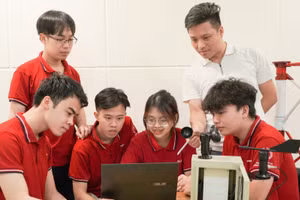 Giảng viên, sinh viên ĐH Bách khoa Hà Nội. Nguồn ảnh: HUST