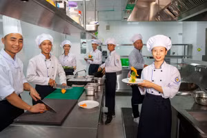 Sinh viên Trường Cao đẳng Du lịch Hải Phòng trong quá trình thực tập nghề.