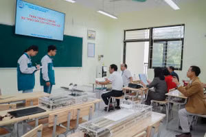 Học sinh Trường THPT Chu Văn An (Kiến Xương, Thái Bình) báo cáo kết quả nghiên cứu khoa học kỹ thuật. Ảnh: NTCC