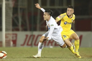 Trận Nam Định (bên trái) thắng SLNA 1-0 trên sân Vinh. Ảnh: VPF