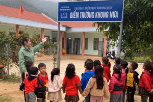 Cô giáo Trường Mầm non Không Hin dẫn trẻ đi tham quan, giới thiệu các hoạt động ở trường tiểu học. Ảnh: NVCC