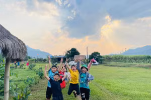 Niềm vui của học sinh khám phá về đồng quê, vườn tược khi tham gia chương trình học tập dựa vào cộng đồng. Ảnh: NVCC