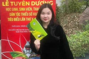 Hồng Thoa trong Lễ tuyên dương học sinh, sinh viên, thanh niên DTTS xuất sắc, tiêu biểu năm 2023. Ảnh: NVCC