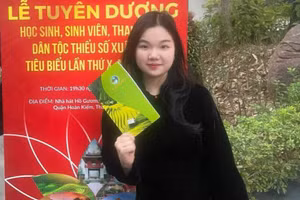 Hồng Thoa trong Lễ tuyên dương học sinh, sinh viên, thanh niên DTTS xuất sắc, tiêu biểu năm 2023. Ảnh: NVCC