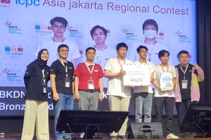 Lê Ngọc Bảo Anh (thứ 2 từ phải sang) đoạt Huy chương Đồng Kỳ thi ICPC Asia Jakarta 2023. Ảnh: NTCC