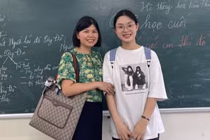 Như Phương cùng cô giáo Nông Thị Giang - giáo viên Ngữ văn, Trường THPT chuyên Bắc Kạn. Ảnh: NVCC