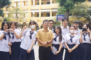 Thí sinh tại điểm thi Trường THPT Trưng Vương (Quận 1) thoải mái, tự tin bước vào kỳ thi học sinh giỏi cấp thành phố năm học 2023 - 2024. Ảnh: M.A