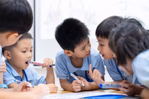 Khi trẻ viết, phụ huynh cần để mọi việc diễn ra một cách vui vẻ. Ảnh minh họa: ITN.