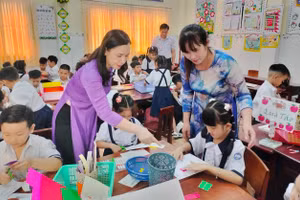 Giáo viên hướng dẫn học sinh thực hiện mô hình trong tiết học STEM. Ảnh: TG