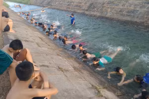 Lớp học bơi miễn phí của thầy Nguyễn Viết Tước được tổ chức cho học sinh vùng biển huyện Gio Linh (Quảng Trị). Ảnh: NVCC