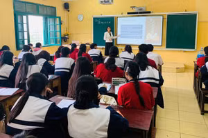 Cô Phan Thị Loan - Trường THPT Nguyễn Văn Cừ (Bắc Ninh) và học trò trong giờ Ngữ văn. Ảnh: NTCC