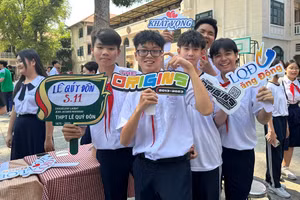 Học sinh Trường THCS Nguyễn Du hào hứng tại Ngày hội trải nghiệm tìm hiểu Trường THPT Lê Quý Đôn. Ảnh: TG