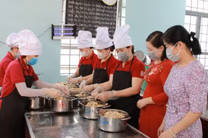 Ban giám hiệu và đại diện cha mẹ học sinh Trường Tiểu học Nguyễn Công Trứ giám sát quá trình chế biến thức ăn tại bếp ăn. Ảnh: Thành Tâm