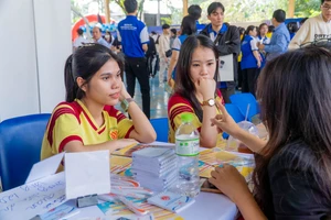 Học sinh được chuyên gia tư vấn thông tin tuyển sinh tại Trường Đại học Sư phạm Kỹ thuật TPHCM, tháng 1/2024. Ảnh: Mạnh Tùng