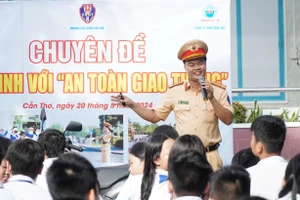 Công an TP Cần Thơ đến trường tuyên truyền an toàn giao thông cho học sinh. Ảnh: T. Thật