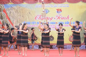 Học sinh Trường Phổ thông dân tộc nội trú Nam Trà My (Quảng Nam) biểu diễn trong Lễ hội Tết mùa, liên hoan văn hóa cồng chiêng của nhà trường. Ảnh: Hà Nguyên