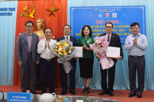 Thứ trưởng Ngô Thị Minh tặng hoa và quà lưu niệm cho các đại diện Cụm thi đua 1.