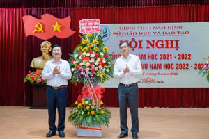 Phó Chủ tịch UBND tỉnh Trần Lê Đoài trao Bằng khen của lãnh đạo tỉnh cho các tập thể, cá nhân có thành tích xuất sắc trong năm học 2021-2022.