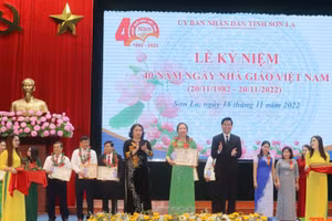 Ông Hoàng Quốc Khánh và bà Tráng Thị Xuân trao Kỷ niệm chương "Vì sự nghiệp giáo dục Sơn La" cho các cá nhân.