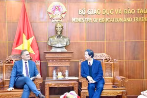 Bộ trưởng Nguyễn Kim Sơn và ngài Nicolai Prytz, Đại sứ Đan Mạch tại Việt Nam.