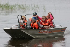 Các em nhỏ đang được đưa về khách sạn Syamozero Park sau khi vụ tai nạn xảy ra. Ảnh: TASS