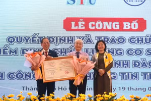 Lãnh đạo Trường Đại học Công nghệ Sài Gòn đón nhận Giấy chứng nhận đạt chuẩn kiểm định chất lượng cơ sở giáo dục chu kỳ 2 từ PGS. TS. Lê Ngọc Quỳnh Lam – Giám đốc CEA-HCM. 