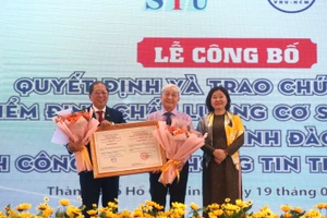 Lãnh đạo Trường Đại học Công nghệ Sài Gòn đón nhận Giấy chứng nhận đạt chuẩn kiểm định chất lượng cơ sở giáo dục chu kỳ 2 từ PGS. TS. Lê Ngọc Quỳnh Lam – Giám đốc CEA-HCM. 