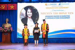 Một tân Thạc sĩ nhận bằng tốt nghiệp từ đại diện Trường Kinh Tế và Quản Lý Solvay Brussels Việt Nam(Bỉ).