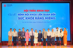 Đại diện HIU cùng các diễn giả tham gia hội nghị