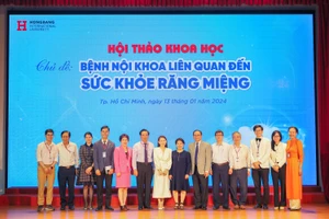 Đại diện HIU cùng các diễn giả tham gia hội nghị