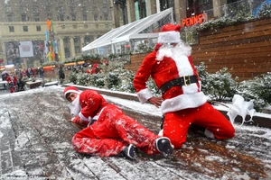 Mỹ: Hàng ngàn người bất chấp bão tuyết xuống đường trong sự kiện SantaCon