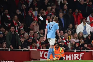 Pha ghi bàn của De Bruyne khiến các cổ động viên Arsenal cực kỳ tức giận.