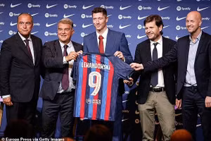 Việc mua sắm quá tay khiến Barcelona khó khăn trong việc giảm quỹ lương.