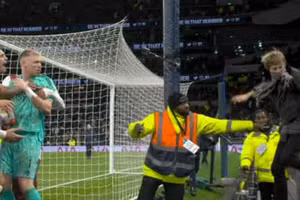 Tottenham đối mặt án phạt từ FA