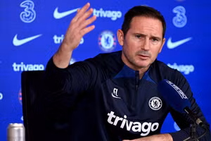 Lampard một lần nữa chèo lái con thuyền đắm Chelsea.