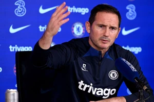 Lampard một lần nữa chèo lái con thuyền đắm Chelsea.