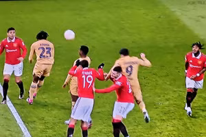 Tình huống dẫn đến mâu thuẫn giữa Lewy và Fati.