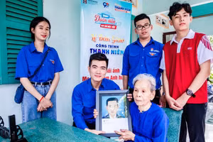 Sinh viên HIU trao di ảnh phục hồi cho một gia đình Liệt sĩ