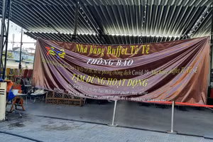 Một cửa hàng treo bảng tạm ngưng kinh doanh, buôn bán phòng chống dịch Covid-19