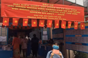 Em Nguyễn Trần Tố Như, học sinh Trường THPT Nguyễn Hữu Huân, TP Thủ Đức vui vẻ khi hoàn thành nghĩa vụ công dân